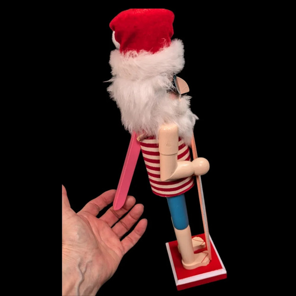 What Does Santa Do On Vacay? Why Surfing Of Course! - Picture 7 of 7